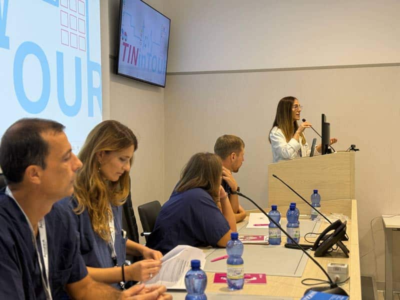 Gruppo di specialisti ed équipe medica durante la fase di debriefing
