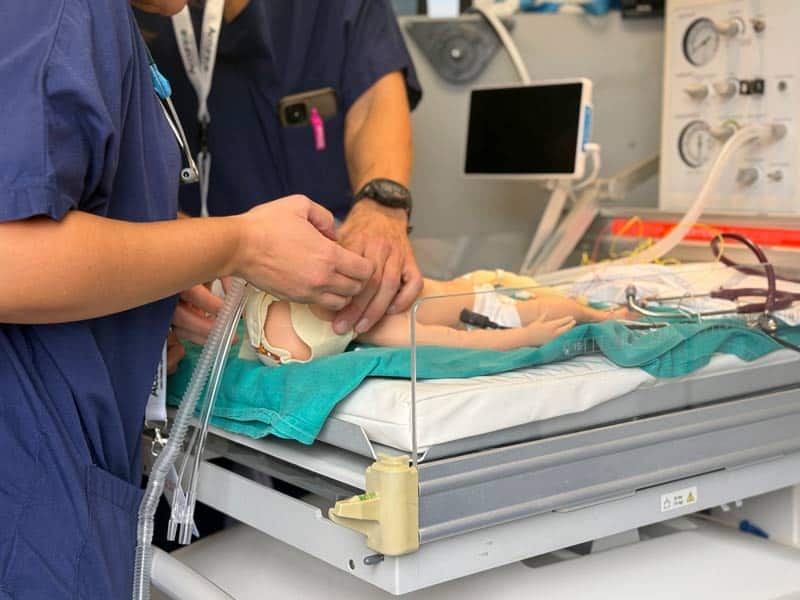 Medici ed infermieri impegnati nella simulazione clinica neonatale